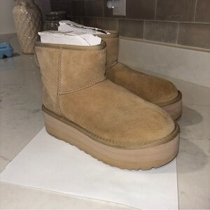 UGG Women's Classic Mini Size 8